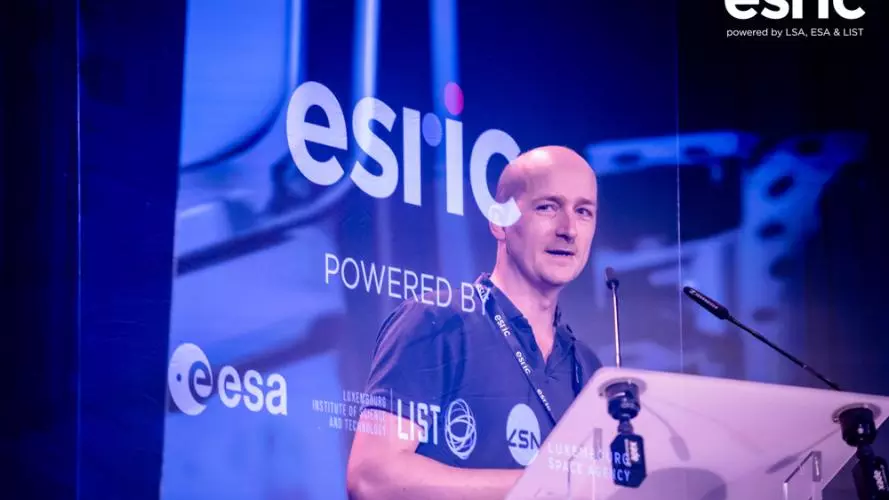 Professor Richard Palin presenting at space resources week
